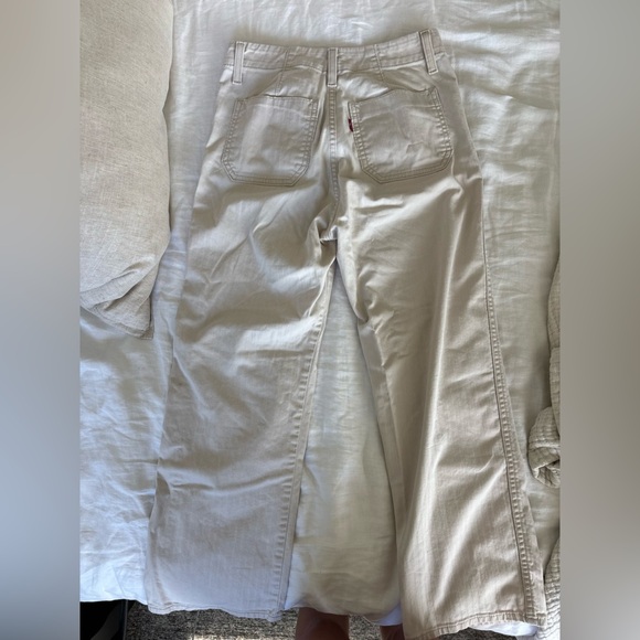 Levi's Women's Light Cream Cropped Everyday Jeans - Picture 8 of 11